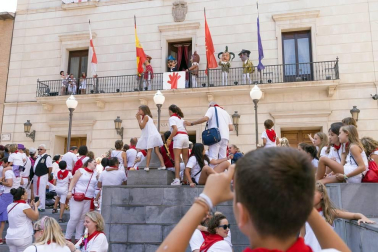 Cientos de niños se dieron cita en la plaza Vieja para despedir a la Comparsa de Gigantes de Tudela con besos y aplausos hasta las próximas fiestas.