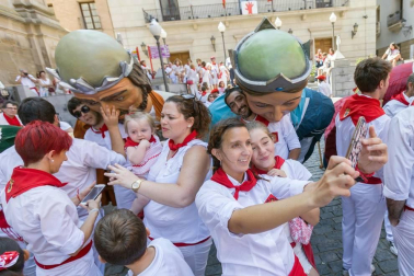 Cientos de niños se dieron cita en la plaza Vieja para despedir a la Comparsa de Gigantes de Tudela con besos y aplausos hasta las próximas fiestas.