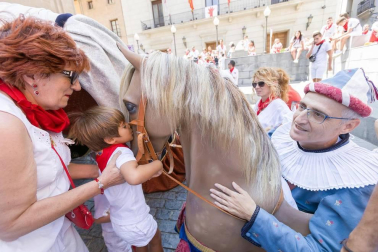 Cientos de niños se dieron cita en la plaza Vieja para despedir a la Comparsa de Gigantes de Tudela con besos y aplausos hasta las próximas fiestas.