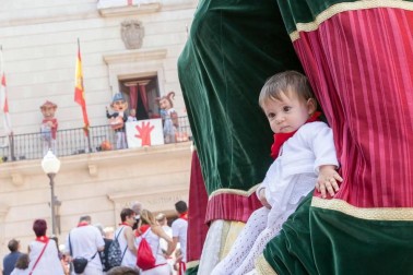 Cientos de niños se dieron cita en la plaza Vieja para despedir a la Comparsa de Gigantes de Tudela con besos y aplausos hasta las próximas fiestas.