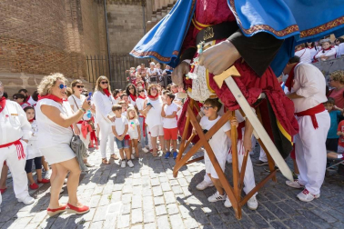 Cientos de niños se dieron cita en la plaza Vieja para despedir a la Comparsa de Gigantes de Tudela con besos y aplausos hasta las próximas fiestas.
