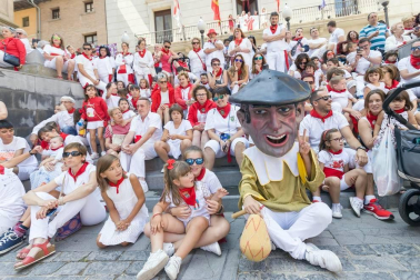 Cientos de niños se dieron cita en la plaza Vieja para despedir a la Comparsa de Gigantes de Tudela con besos y aplausos hasta las próximas fiestas.