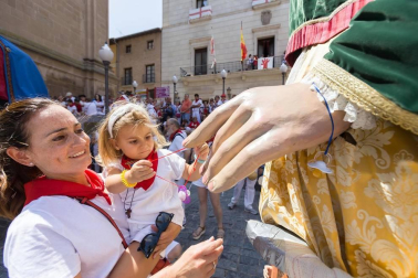 Cientos de niños se dieron cita en la plaza Vieja para despedir a la Comparsa de Gigantes de Tudela con besos y aplausos hasta las próximas fiestas.