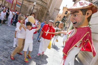 Cientos de niños se dieron cita en la plaza Vieja para despedir a la Comparsa de Gigantes de Tudela con besos y aplausos hasta las próximas fiestas.