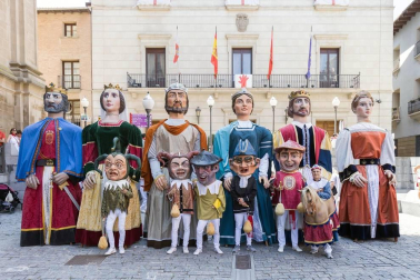 Cientos de niños se dieron cita en la plaza Vieja para despedir a la Comparsa de Gigantes de Tudela con besos y aplausos hasta las próximas fiestas.