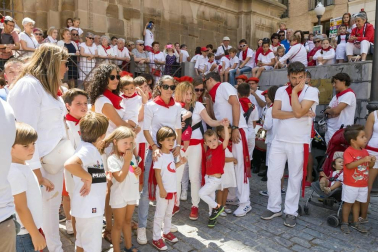 Cientos de niños se dieron cita en la plaza Vieja para despedir a la Comparsa de Gigantes de Tudela con besos y aplausos hasta las próximas fiestas.