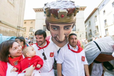 Cientos de niños se dieron cita en la plaza Vieja para despedir a la Comparsa de Gigantes de Tudela con besos y aplausos hasta las próximas fiestas.