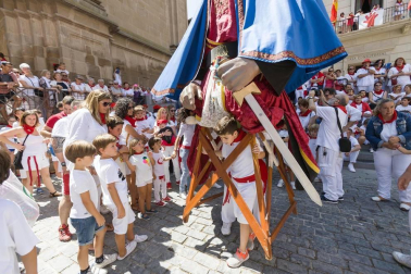 Cientos de niños se dieron cita en la plaza Vieja para despedir a la Comparsa de Gigantes de Tudela con besos y aplausos hasta las próximas fiestas.