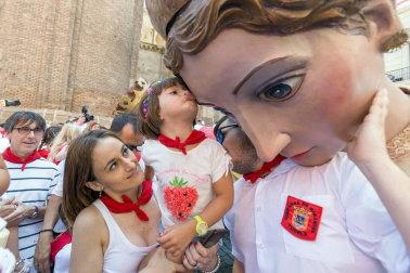 Cientos de niños se dieron cita en la plaza Vieja para despedir a la Comparsa de Gigantes de Tudela con besos y aplausos hasta las próximas fiestas.