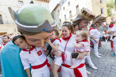 Cientos de niños se dieron cita en la plaza Vieja para despedir a la Comparsa de Gigantes de Tudela con besos y aplausos hasta las próximas fiestas.