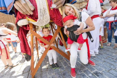 Cientos de niños se dieron cita en la plaza Vieja para despedir a la Comparsa de Gigantes de Tudela con besos y aplausos hasta las próximas fiestas.