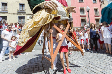 Cientos de niños se dieron cita en la plaza Vieja para despedir a la Comparsa de Gigantes de Tudela con besos y aplausos hasta las próximas fiestas.