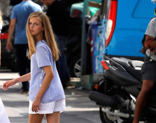 El Rey Felipe VI y la Reina Letizia acompañados de sus dos hijas, la Princesa de Asturias y la Infanta Sofía, han asistido este jueves al Club Náutico de Palma (RCNP) en la primera jornada de la 38ª Copa del Rey Mapfre.