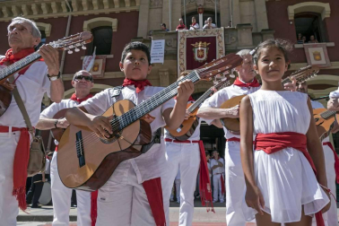 Estella ha arrancado este viernes, Viernes de Gigantes, sus fiestas patronales. Los actos festivos en la ciudad del Ega se prolongarán durante siete días.