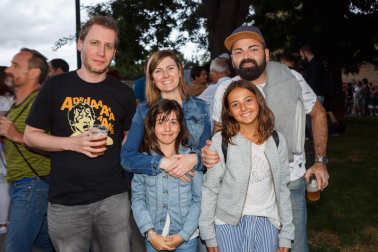 La plaza de la O de la capital navarra recibió al grupo pamplonés 'Juárez' dentro del ciclo 'Atardecer Pamplona', centrado en el arte, la tecnología y la sostenibilidad. Fue una cita cultural diferente que reunió a público de todas las edades.