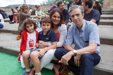 La plaza de la O de la capital navarra recibió al grupo pamplonés 'Juárez' dentro del ciclo 'Atardecer Pamplona', centrado en el arte, la tecnología y la sostenibilidad. Fue una cita cultural diferente que reunió a público de todas las edades.