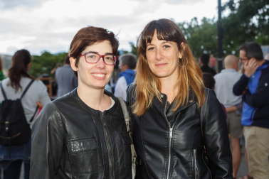La plaza de la O de la capital navarra recibió al grupo pamplonés 'Juárez' dentro del ciclo 'Atardecer Pamplona', centrado en el arte, la tecnología y la sostenibilidad. Fue una cita cultural diferente que reunió a público de todas las edades.