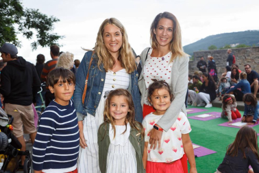La plaza de la O de la capital navarra recibió al grupo pamplonés 'Juárez' dentro del ciclo 'Atardecer Pamplona', centrado en el arte, la tecnología y la sostenibilidad. Fue una cita cultural diferente que reunió a público de todas las edades.