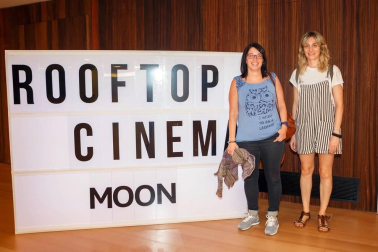 El ciclo cinematográfico RoofTop Cinema llegó a su fin el pasado 25 de julio con la proyección, en la Terraza de Baluarte, de la cinta 'Moon' (Duncan Jones, 2009). Hasta esta 'sala de cine' se acercaron grandes y pequeños con muchas ganas de disfrutar de su afición por el cine en un ambiente diferente y especial.