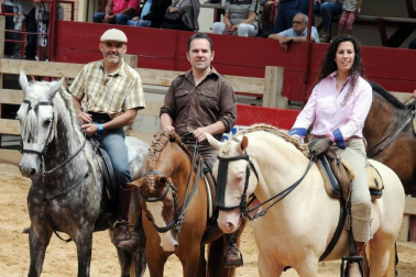 Larraga celebró el pasado fin de semana una nueva edición del Día de la Vaca Brava. Con reses de la ganadería de Víctor Navas, la cita congregó un año más a vecinos y visitantes que no quisieron perderse la trashumancia de toros y vacas, un acto que estuvo acompañado por 75 caballistas venidos de pueblos de Navarra, La Rioja y Zaragoza.