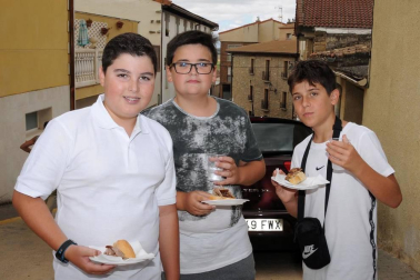 Larraga celebró el pasado fin de semana una nueva edición del Día de la Vaca Brava. Con reses de la ganadería de Víctor Navas, la cita congregó un año más a vecinos y visitantes que no quisieron perderse la trashumancia de toros y vacas, un acto que estuvo acompañado por 75 caballistas venidos de pueblos de Navarra, La Rioja y Zaragoza.