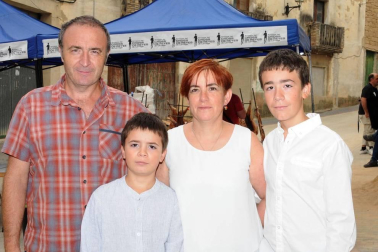 Larraga celebró el pasado fin de semana una nueva edición del Día de la Vaca Brava. Con reses de la ganadería de Víctor Navas, la cita congregó un año más a vecinos y visitantes que no quisieron perderse la trashumancia de toros y vacas, un acto que estuvo acompañado por 75 caballistas venidos de pueblos de Navarra, La Rioja y Zaragoza.