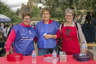 La Fiesta de la Sal de Salinas de Oro congregó el pasado fin de semana a unos 6.000 asistentes, que aprovecharon la jornada del domingo para disfrutar de los productos típicos de la zona, apreciar la artesanía, participar en actividades lúdicas y formativas y, en definitiva, pasar un domingo diferente junto a los suyos. La de esta localidad es una tradición que cada año se convierte en una de las citas veraniegas más multitudinarias.