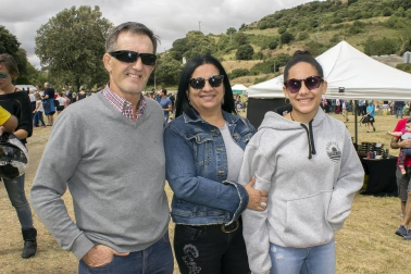 La Fiesta de la Sal de Salinas de Oro congregó el pasado fin de semana a unos 6.000 asistentes, que aprovecharon la jornada del domingo para disfrutar de los productos típicos de la zona, apreciar la artesanía, participar en actividades lúdicas y formativas y, en definitiva, pasar un domingo diferente junto a los suyos. La de esta localidad es una tradición que cada año se convierte en una de las citas veraniegas más multitudinarias.