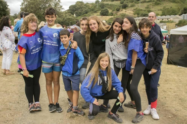 La Fiesta de la Sal de Salinas de Oro congregó el pasado fin de semana a unos 6.000 asistentes, que aprovecharon la jornada del domingo para disfrutar de los productos típicos de la zona, apreciar la artesanía, participar en actividades lúdicas y formativas y, en definitiva, pasar un domingo diferente junto a los suyos. La de esta localidad es una tradición que cada año se convierte en una de las citas veraniegas más multitudinarias.