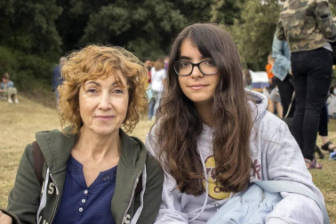 La Fiesta de la Sal de Salinas de Oro congregó el pasado fin de semana a unos 6.000 asistentes, que aprovecharon la jornada del domingo para disfrutar de los productos típicos de la zona, apreciar la artesanía, participar en actividades lúdicas y formativas y, en definitiva, pasar un domingo diferente junto a los suyos. La de esta localidad es una tradición que cada año se convierte en una de las citas veraniegas más multitudinarias.