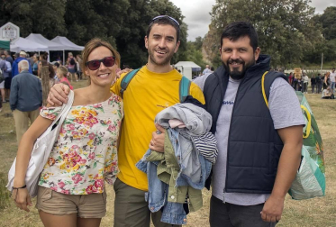 La Fiesta de la Sal de Salinas de Oro congregó el pasado fin de semana a unos 6.000 asistentes, que aprovecharon la jornada del domingo para disfrutar de los productos típicos de la zona, apreciar la artesanía, participar en actividades lúdicas y formativas y, en definitiva, pasar un domingo diferente junto a los suyos. La de esta localidad es una tradición que cada año se convierte en una de las citas veraniegas más multitudinarias.