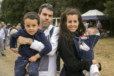 La Fiesta de la Sal de Salinas de Oro congregó el pasado fin de semana a unos 6.000 asistentes, que aprovecharon la jornada del domingo para disfrutar de los productos típicos de la zona, apreciar la artesanía, participar en actividades lúdicas y formativas y, en definitiva, pasar un domingo diferente junto a los suyos. La de esta localidad es una tradición que cada año se convierte en una de las citas veraniegas más multitudinarias.