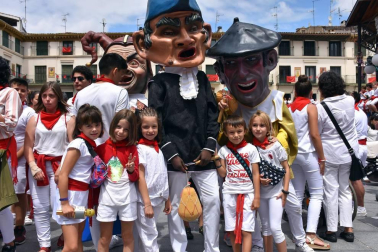 Grandes y pequeños acompañaron a las más de ochenta figuras que el pasado sábado 27 de julio llenaron las calles del centro de Tudela en la tradicional Concentración de Gigantes, que cada año organiza la Orden del Volatín. La alegría se dejó ver en las caras de los más pequeños desde el primer momento.