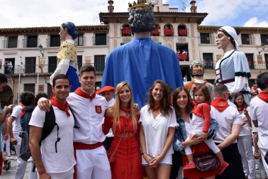 Grandes y pequeños acompañaron a las más de ochenta figuras que el pasado sábado 27 de julio llenaron las calles del centro de Tudela en la tradicional Concentración de Gigantes, que cada año organiza la Orden del Volatín. La alegría se dejó ver en las caras de los más pequeños desde el primer momento.