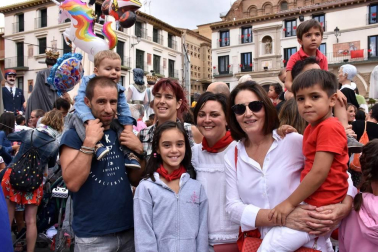 Grandes y pequeños acompañaron a las más de ochenta figuras que el pasado sábado 27 de julio llenaron las calles del centro de Tudela en la tradicional Concentración de Gigantes, que cada año organiza la Orden del Volatín. La alegría se dejó ver en las caras de los más pequeños desde el primer momento.