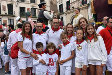 Grandes y pequeños acompañaron a las más de ochenta figuras que el pasado sábado 27 de julio llenaron las calles del centro de Tudela en la tradicional Concentración de Gigantes, que cada año organiza la Orden del Volatín. La alegría se dejó ver en las caras de los más pequeños desde el primer momento.