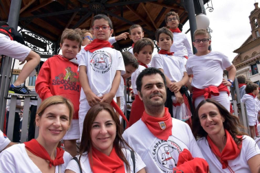 Grandes y pequeños acompañaron a las más de ochenta figuras que el pasado sábado 27 de julio llenaron las calles del centro de Tudela en la tradicional Concentración de Gigantes, que cada año organiza la Orden del Volatín. La alegría se dejó ver en las caras de los más pequeños desde el primer momento.