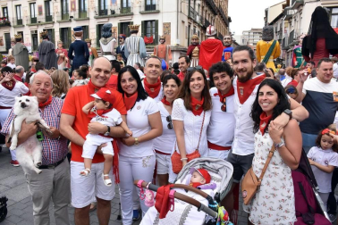 Grandes y pequeños acompañaron a las más de ochenta figuras que el pasado sábado 27 de julio llenaron las calles del centro de Tudela en la tradicional Concentración de Gigantes, que cada año organiza la Orden del Volatín. La alegría se dejó ver en las caras de los más pequeños desde el primer momento.