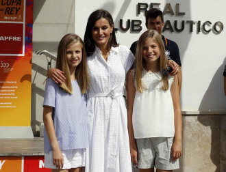 El Rey Felipe VI y la Reina Letizia acompañados de sus dos hijas, la Princesa de Asturias y la Infanta Sofía, han asistido este jueves al Club Náutico de Palma (RCNP) en la primera jornada de la 38ª Copa del Rey Mapfre.