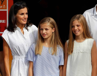 El Rey Felipe VI y la Reina Letizia acompañados de sus dos hijas, la Princesa de Asturias y la Infanta Sofía, han asistido este jueves al Club Náutico de Palma (RCNP) en la primera jornada de la 38ª Copa del Rey Mapfre.