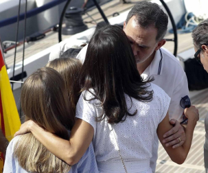 El Rey Felipe VI y la Reina Letizia acompañados de sus dos hijas, la Princesa de Asturias y la Infanta Sofía, han asistido este jueves al Club Náutico de Palma (RCNP) en la primera jornada de la 38ª Copa del Rey Mapfre.