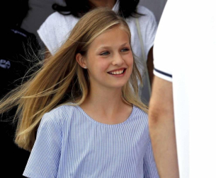 El Rey Felipe VI y la Reina Letizia acompañados de sus dos hijas, la Princesa de Asturias y la Infanta Sofía, han asistido este jueves al Club Náutico de Palma (RCNP) en la primera jornada de la 38ª Copa del Rey Mapfre.