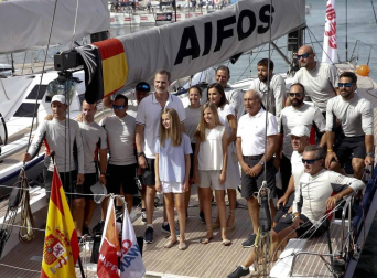 El Rey Felipe VI y la Reina Letizia acompañados de sus dos hijas, la Princesa de Asturias y la Infanta Sofía, han asistido este jueves al Club Náutico de Palma (RCNP) en la primera jornada de la 38ª Copa del Rey Mapfre.
