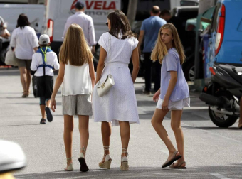 El Rey Felipe VI y la Reina Letizia acompañados de sus dos hijas, la Princesa de Asturias y la Infanta Sofía, han asistido este jueves al Club Náutico de Palma (RCNP) en la primera jornada de la 38ª Copa del Rey Mapfre.