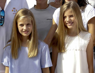 El Rey Felipe VI y la Reina Letizia acompañados de sus dos hijas, la Princesa de Asturias y la Infanta Sofía, han asistido este jueves al Club Náutico de Palma (RCNP) en la primera jornada de la 38ª Copa del Rey Mapfre.