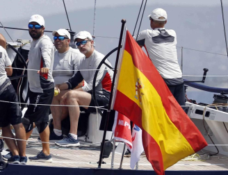 El Rey Felipe VI y la Reina Letizia acompañados de sus dos hijas, la Princesa de Asturias y la Infanta Sofía, han asistido este jueves al Club Náutico de Palma (RCNP) en la primera jornada de la 38ª Copa del Rey Mapfre.