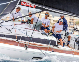 El Rey Felipe VI y la Reina Letizia acompañados de sus dos hijas, la Princesa de Asturias y la Infanta Sofía, han asistido este jueves al Club Náutico de Palma (RCNP) en la primera jornada de la 38ª Copa del Rey Mapfre.