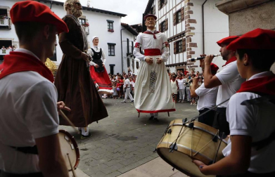 Tras la ofrenda floral en recuerdo de los olvidados en la escultura de la plaza del Ayuntamiento, los vecinos de la localidad navarra se reunieron en torno al ayuntamiento para celebrar el cohete que dio comienzo a las fiestas de San Esteban.
