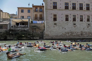 Después del cohete que dio comienzo a las fiestas de la Virgen del Puy, los jóvenes de Estella se lanzaron a las aguas del río Ega con flotadores y algún que otro vaso en mano.