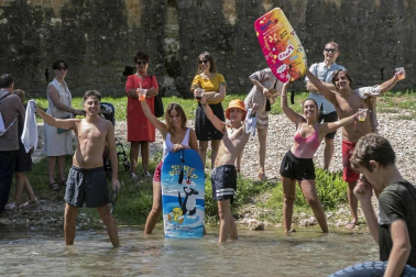 Después del cohete que dio comienzo a las fiestas de la Virgen del Puy, los jóvenes de Estella se lanzaron a las aguas del río Ega con flotadores y algún que otro vaso en mano.